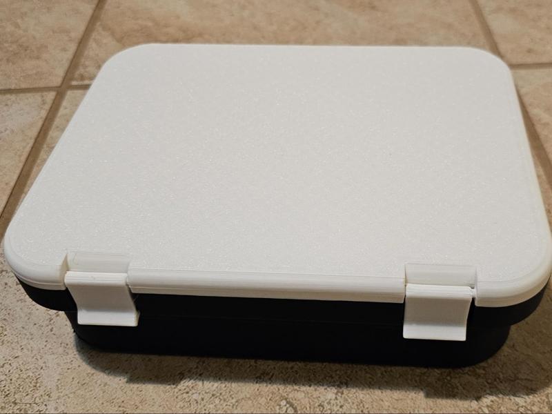 Basic strorage box with latches