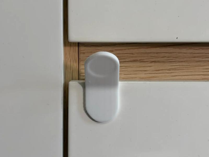 Cabinet door handle, traceless installation