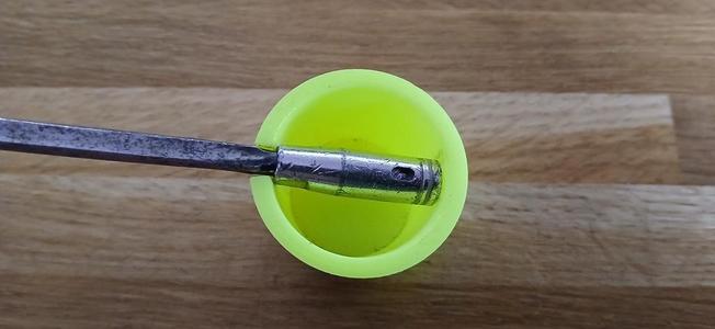 Retenue de la tête de pointe d'une arme d'escrime / Fencing weapon tip holder