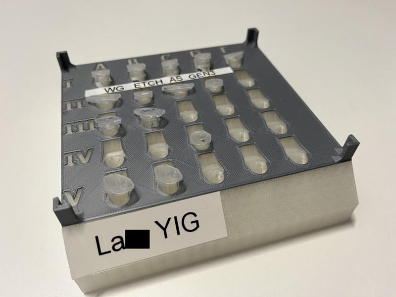 Stackable Eppendorf rack for 5x5 or 6x6 mm samples - 0.5 ml eppendorfs