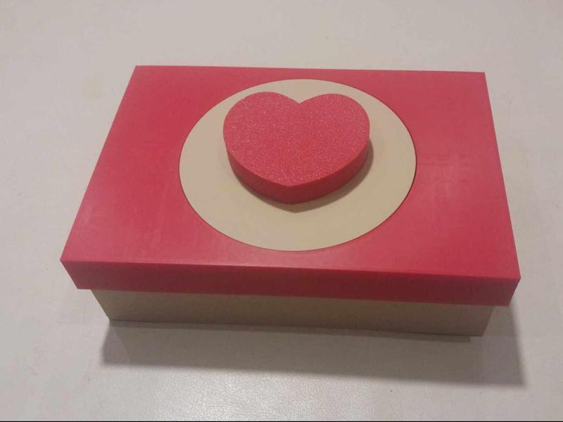 Knitting box with yarn spinner