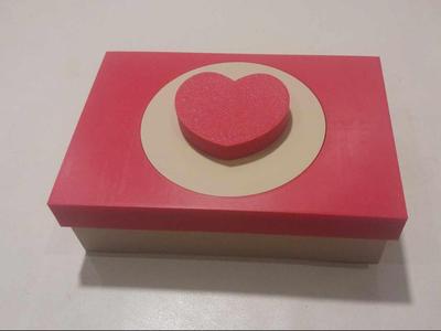 Knitting box with yarn spinner