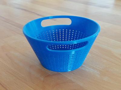 Strainer with flat bottom