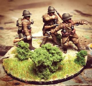 WW2 28mm french reserve infantry throwing grenades