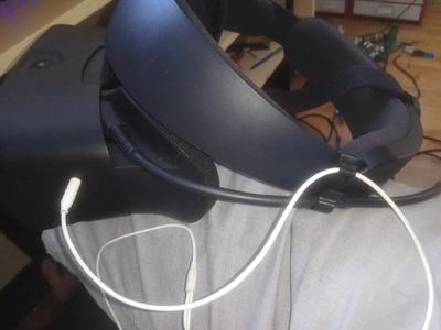 Oculus Rift S cable clip with headphones   