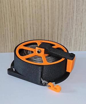 Retractable and locking paracord spool with built-in storage for hanging hooks/clips
