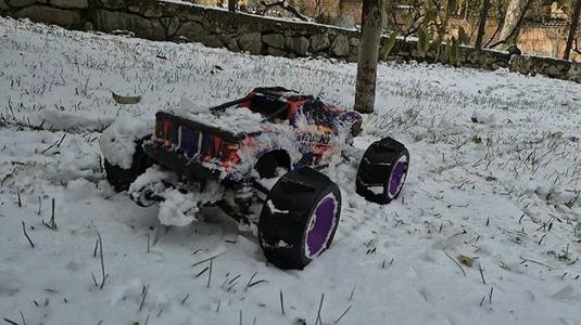 Snow paddle wheels for Traxxas Maxx