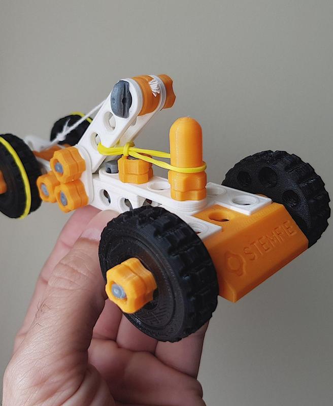 STEMFIE Rubber-band-driven car