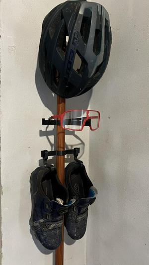 Cycling accesories holder on the wallmount