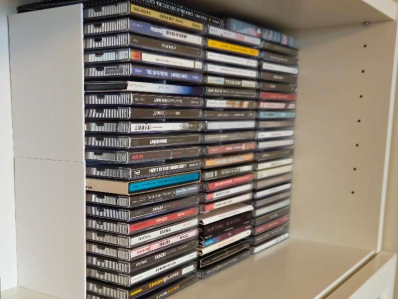 Simple stackable CD rack