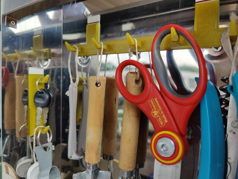 Haken für kleine Gartengeräte auf dem Balkon/ Hooks for small garden tools on the balcony