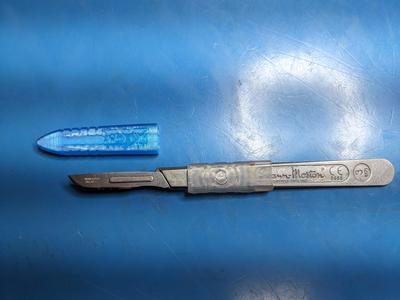 Scalpel blade sheath + grip