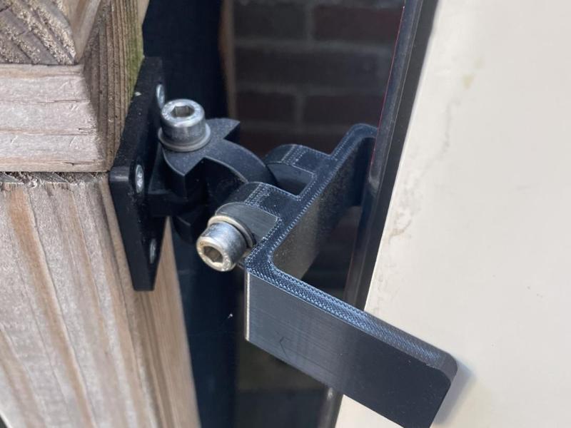 Door catch