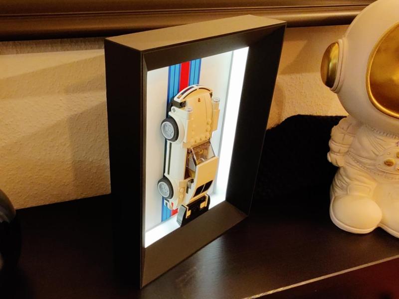 Illuminated Picture Frame for Model Cars