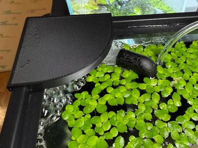 Minimal corner cover for aquarium sponge filters