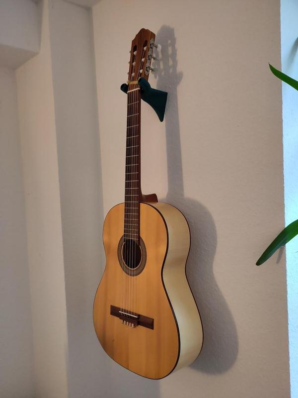 Guitar holder for classical guitars