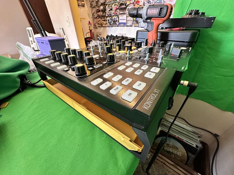 NI Traktor Kontrol X1 / X1 MK2 / F1 / Z1 Stand / Cover/ Case