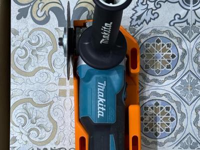 Makita grinder aliner for tiles cutting