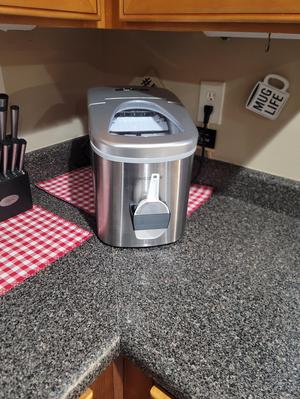 Ice maker scooper