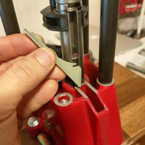 Primer deflector for the lee turret reloading press (no primer clogs)