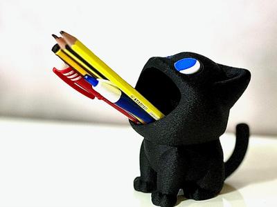 pen holder meowing cat