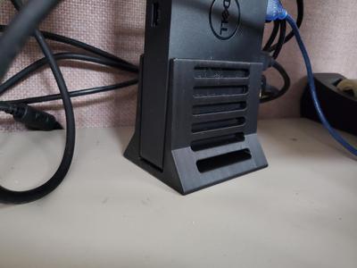 Vertical laptop dock stand
