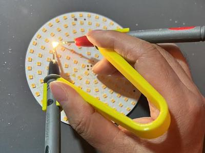 One-handed multimeter measurement adapter