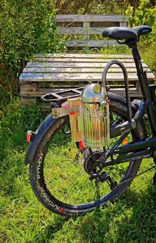 Bicycle beekeeper smoker holder