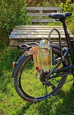Bicycle beekeeper smoker holder
