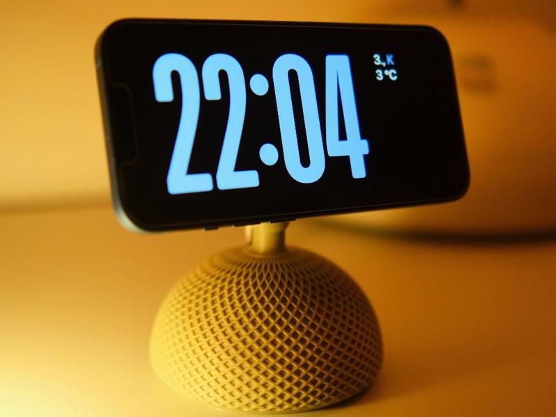 iPhone MagSafe Stand (retro iMac inspired design)