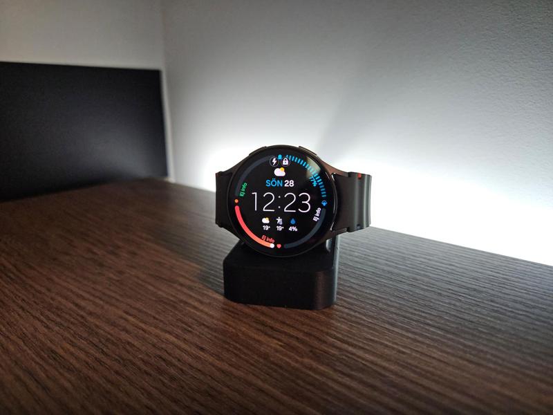 Samsung Galaxy Watch 7 charger stand