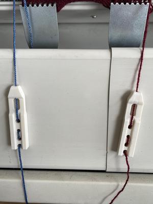 Intarsia sinkers for knitting machines (yarn bobbin/weights)