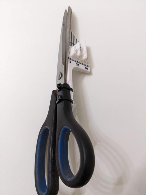 Scissor cutting guide