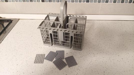 Grid for dishwasher cutlery basket