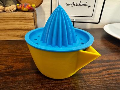 Two-tone citrus press in Pneumant design