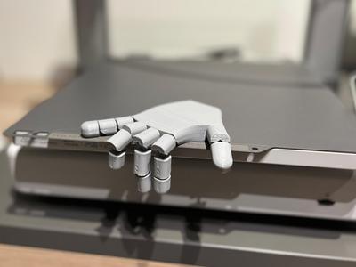 Articulated robot hand