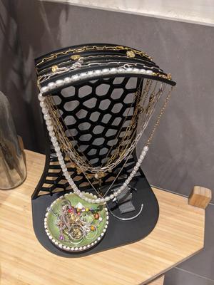 Necklace Holder (Voronoi)