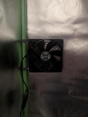 PC-Lüfter-Halter für 16 mm-Gestänge in Growzelten – 5° Neigung