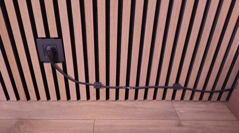 Cable clip for vertical wood panels
