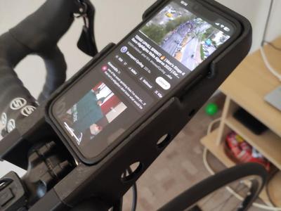 Handlebar phone holder 