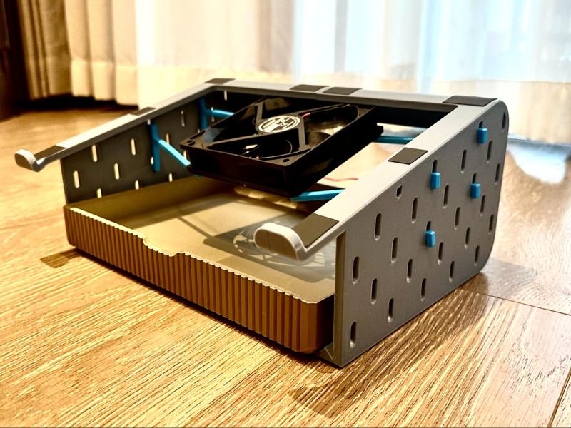 Laptop riser with tray, compatible with Skadis pegboard
