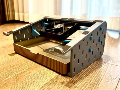 Laptop riser with tray, compatible with Skadis pegboard