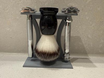 Double edge safety razor and brush holder