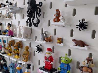 Skadis brick minifigure holder