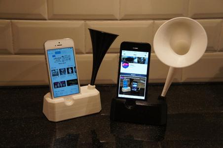 Iphone 4, 4S, 5 and 5S stand with speaker / horn