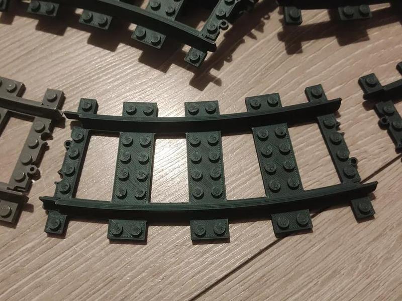 Brick train - Round track rail