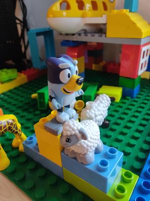 Bluey Figurine x Duplo / Lego adapter plate