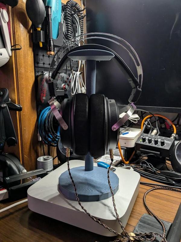 Headphone stand