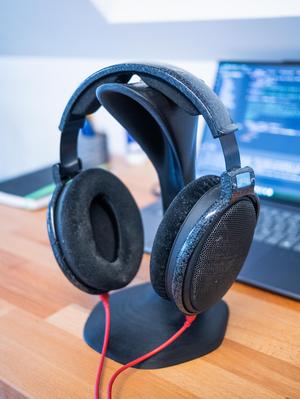 minimalist headphonestand