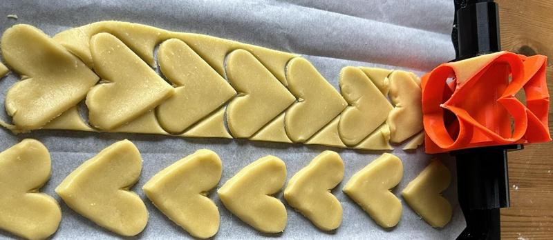 Rotary cookie cutter